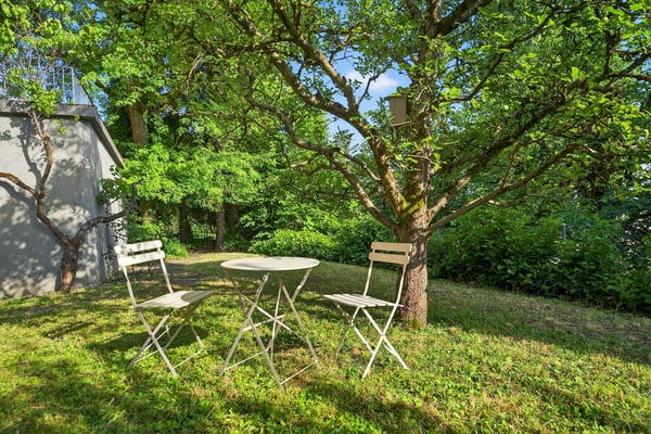 Einzigartige 1½-Zimmer-Altbauwohnung mit Wintergarten, Rundbibliothek, 270°-Panoramasicht & Garten 1