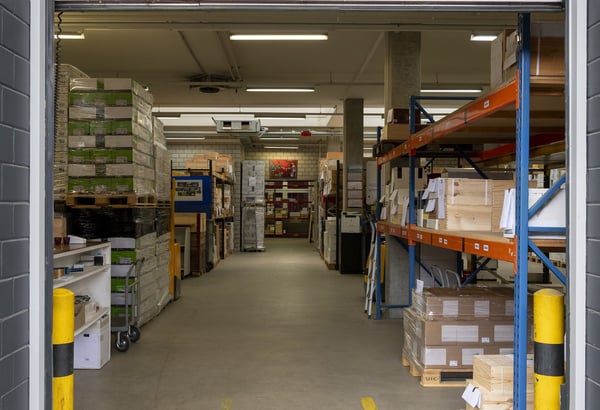 Attraktive Lagerfläche im Erdgeschoss mit hoher Raumhöhe und Rampe für LKW Anlieferung 3