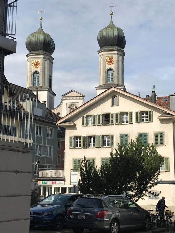 Charmantes 1.5-Zimmer-Eckreihenhaus in sonniger Zentrumslage in Lachen SZ mit Seenähe 2