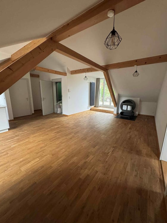 Charmante 1.5-Zimmer-Dachwohnung in historischem Gebäude in Rothenbrunnen 6