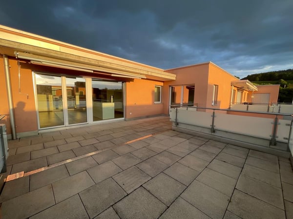 Charmante 1.5-Zimmer-Attika in ruhiger Lage von Weiach 1