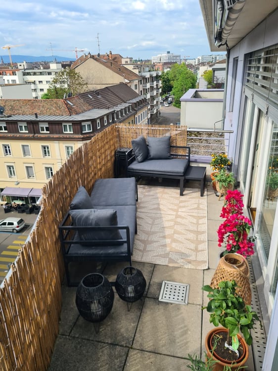 Helle Dachwohnung mit grosszügigen Dachterrassen in zentraler Lage 1