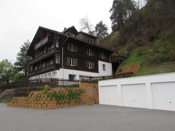 Grosszügige 1.5-Zimmer-Wohnung in charmanter Chalet-Villa in Tamins 1