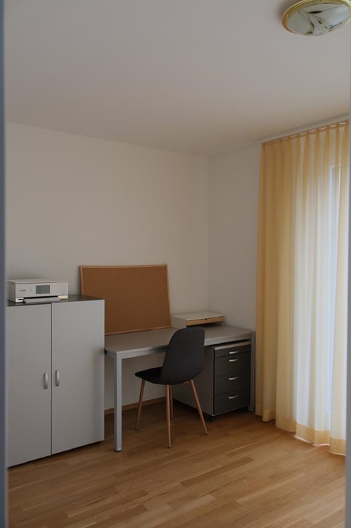 Moderne 1.5-Zimmer-Attikawohnung mit grosszügigem Balkon und Aussicht in Altendorf 4