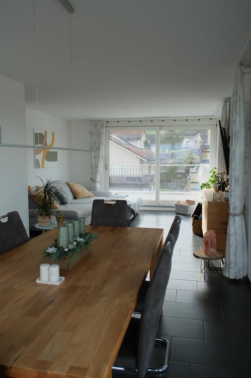 Moderne 1.5-Zimmer-Attikawohnung mit grosszügigem Balkon und Aussicht in Altendorf 1
