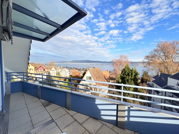 Charmante 1.5-Zimmer-Dachwohnung mit Seeblick 1