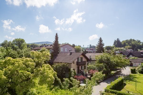 Ruhig, viel Platz, Fernsicht und nur 4 Min. zu Fuss zum Bahnhof, ebenerdig 1
