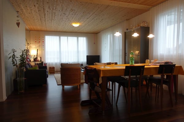 Gebäude zum Wohlfühlen: Grosszügige 1.5 Zimmer-Wohnung im Eigentumsstandard mit Blick ins Grüne 1