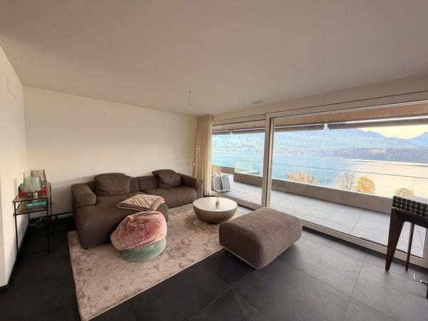 Moderne 1.5-Zimmer-Attika mit See- und Bergblick in Merlischachen 6