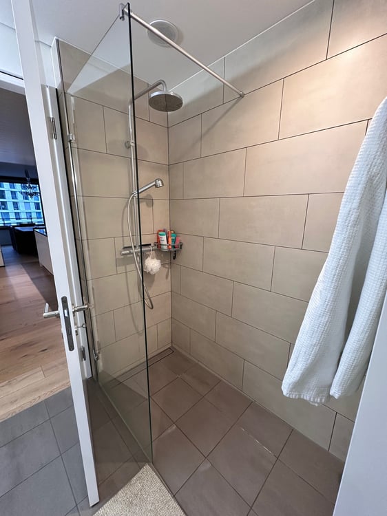 Moderne 1.5-Zimmer-Wohnung mit Terrasse/Loggia in Zürich Oerlikon 12