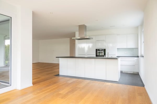 Moderne 1.5-Zimmer-Wohnung mit Gartensitzplatz und Rasenfläche 1