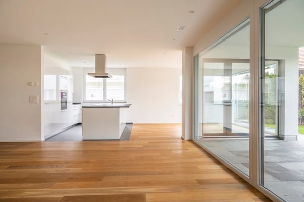 Moderne 1.5-Zimmer-Wohnung mit Gartensitzplatz und Rasenfläche 2