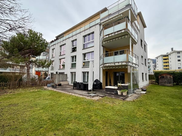 Moderne 1.5-Zimmer-Gartenwohnung mit Umschwung 1