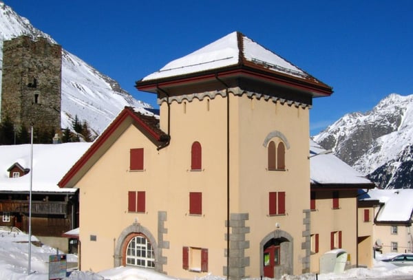 Charmante 1-Zimmer-Maisonette-Wohnung in historischem Steingebäude in Hospental 3