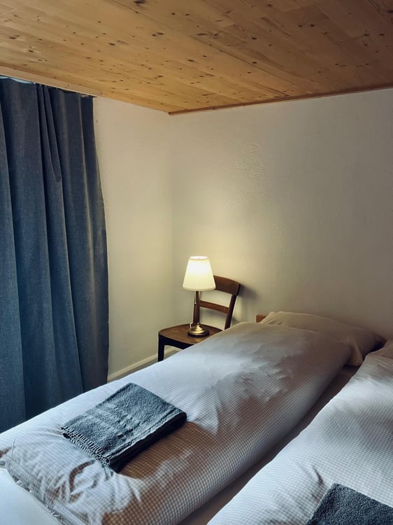 Charmante 1-Zimmer-Maisonette-Wohnung in historischem Steingebäude in Hospental 4