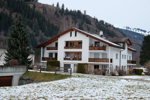 Charmante 1.5-Zimmer-Dachwohnung mit Bergblick in Andeer 1