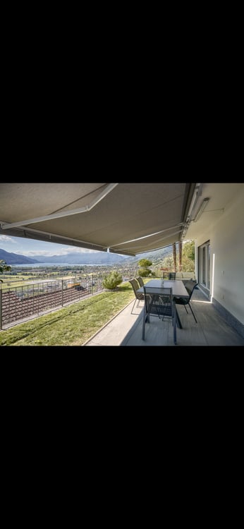 Splendida casa bifamiliare con piscina a Gordola 3