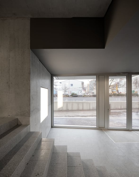 Spacious 1.5-room apartment (160 m²) with large loggia & stunning view next to Europaallee 18