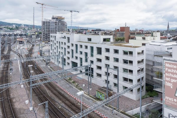 Spacious 1.5-room apartment (160 m²) with large loggia & stunning view next to Europaallee 24