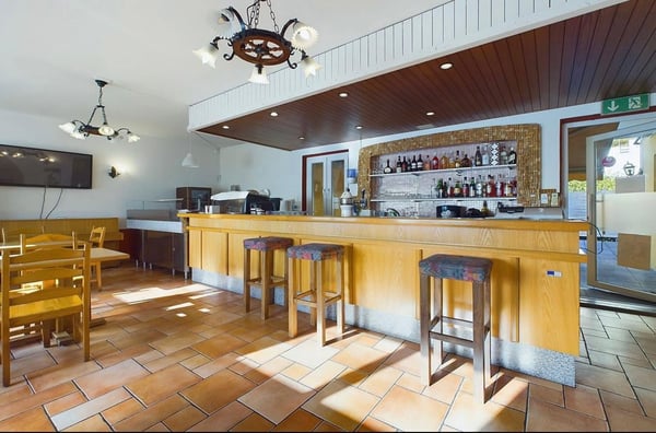 Spazioso immobile commerciale con potenziale ristorativo a Sementina 2