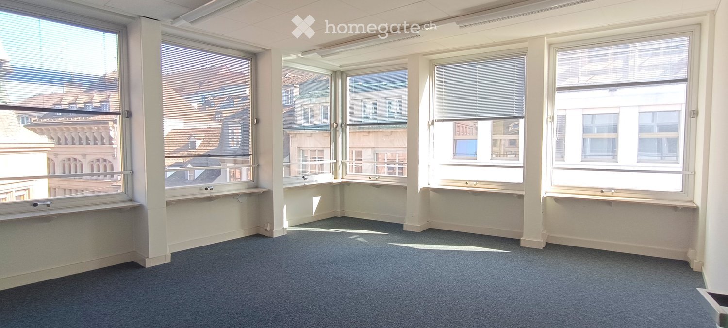 empty room, 5 windows, carpeted floor, white walls, ceiling lights