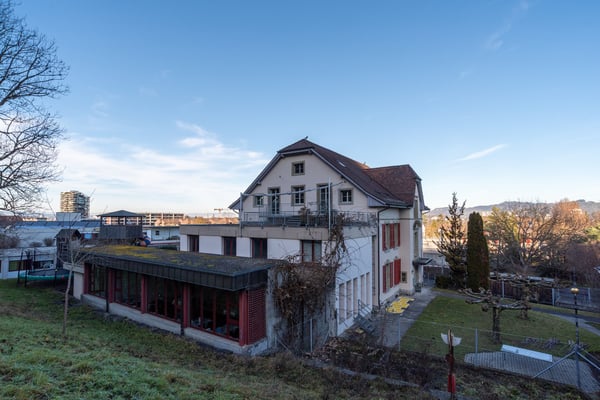 Charmante 1.5-Zimmer-Wohnung in Schulhaus in Wabern 1