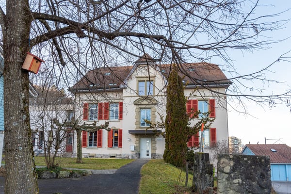 Charmante 1.5-Zimmer-Wohnung in Schulhaus in Wabern 2