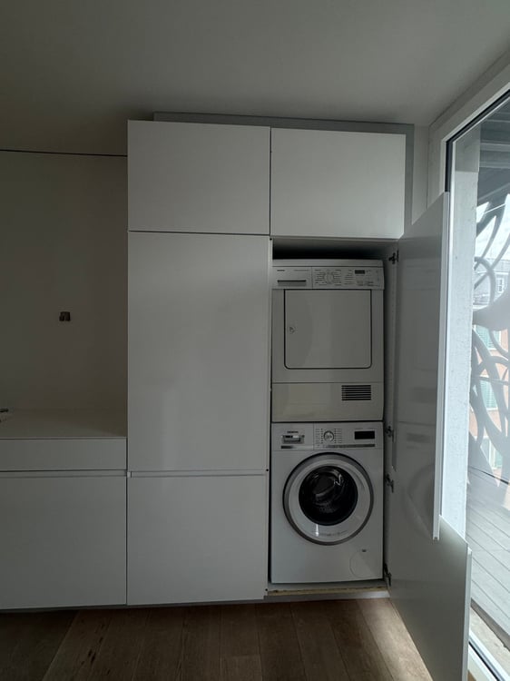 Stylish 1.5-Room Apartment with Balcony in Zürich's Trendy District 5 4