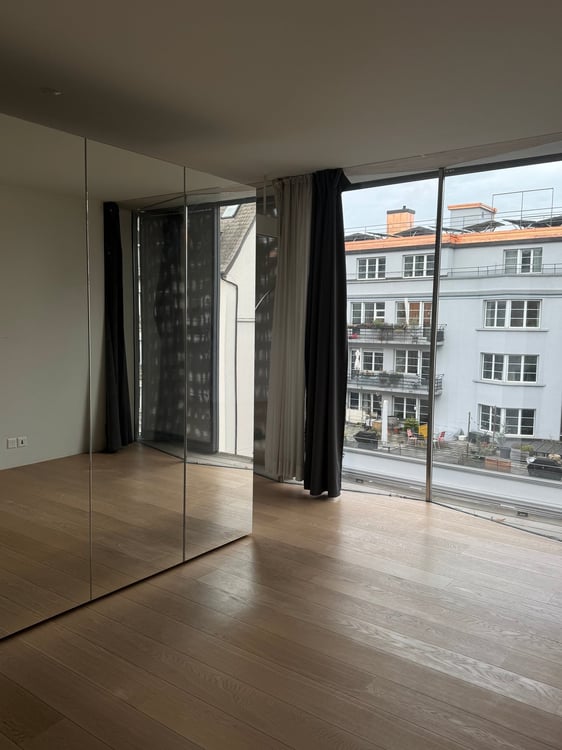 Stylish 1.5-Room Apartment with Balcony in Zürich's Trendy District 5 5