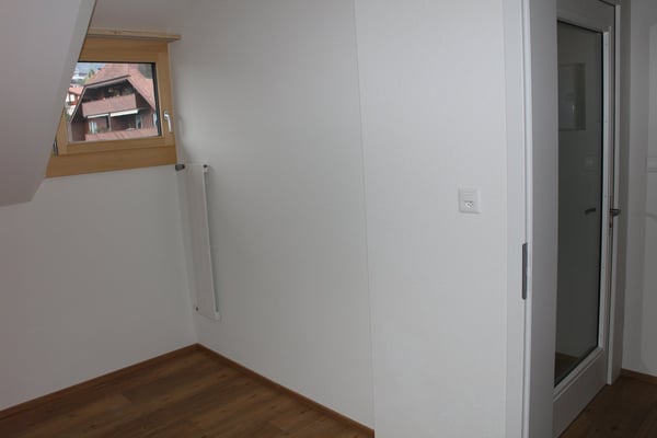 1-Zimmer-Dachwohnung mit Sicht auf See und Berge in Hilterfingen 8