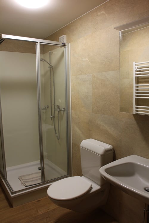 1-Zimmer-Dachwohnung mit Sicht auf See und Berge in Hilterfingen 10