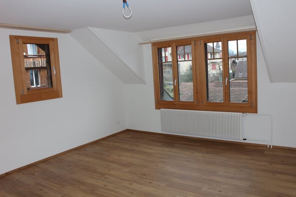 1-Zimmer-Dachwohnung mit Sicht auf See und Berge in Hilterfingen 3