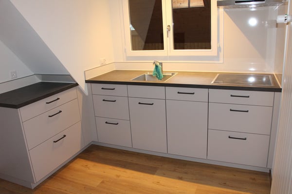 1-Zimmer-Dachwohnung mit Sicht auf See und Berge in Hilterfingen 1