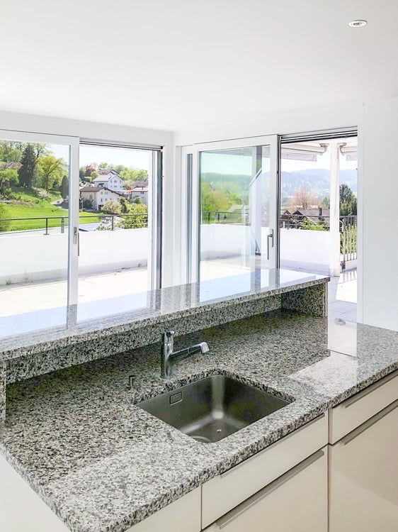 Sonnenverwöhntes Wohnen mit grosszügiger Terrasse und Panoramablick ins Grüne 1