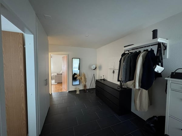 Grosszügige und preiswerte 2-Zimmer-Wohnung mit Balkon in Riehen 1