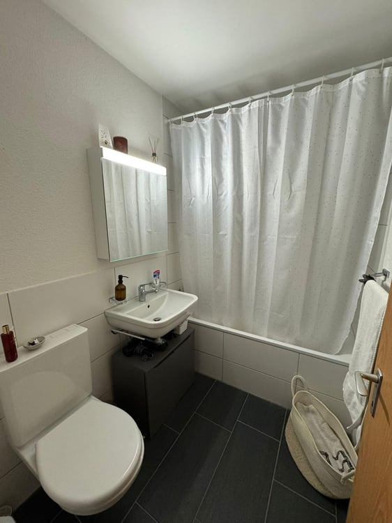 Grosszügige und preiswerte 2-Zimmer-Wohnung mit Balkon in Riehen 2