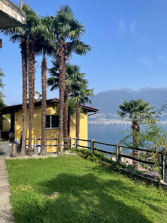 Einfamilienhaus mit Traumseesicht & grosser Terrasse - mediterranes Wohnen im Tessin 1