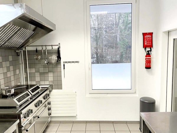 Schöne Produktions-Küche mit Gastraum / Gewerberaum und Lager in Mönchaltorf zu vermieten 3