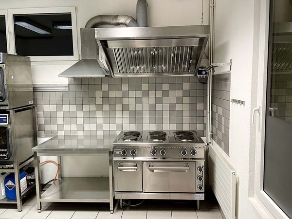 Schöne Produktions-Küche mit Gastraum / Gewerberaum und Lager in Mönchaltorf zu vermieten 1