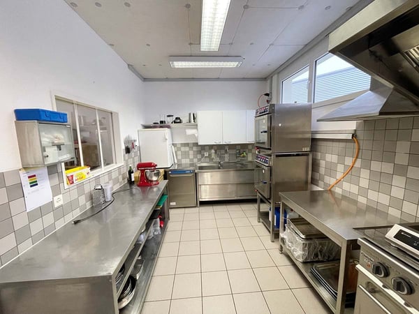 Schöne Produktions-Küche mit Gastraum / Gewerberaum und Lager in Mönchaltorf zu vermieten 2