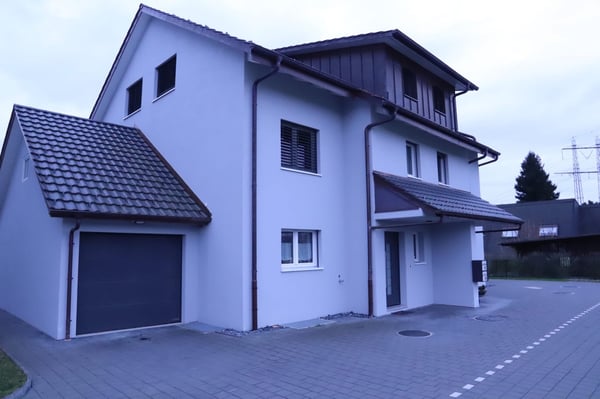 Moderne 1.5-Zimmer-Doppelfamilienhaus in Koblenz Dorf AG 1