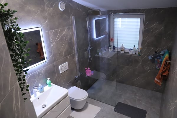 Moderne 1.5-Zimmer-Doppelfamilienhaus in Koblenz Dorf AG 14