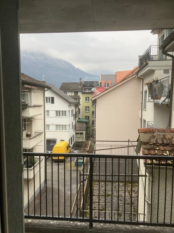 Moderne 1.5-Zimmer-Wohnung mit Bergblick in Glarus 3