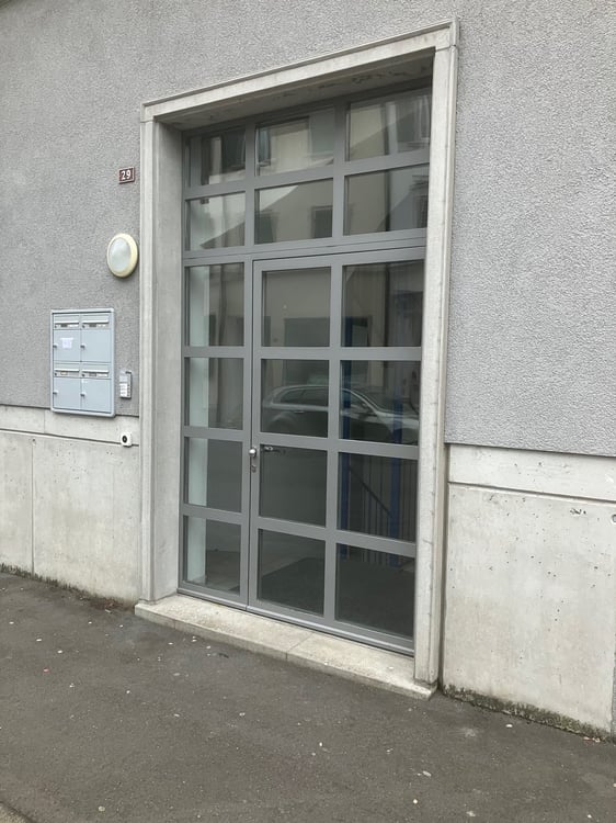 Moderne 1.5-Zimmer-Wohnung mit Bergblick in Glarus 8