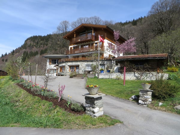 Moderne 1.5-Zimmer-Dachwohnung mit Bergblick in Klosters Dorf 1