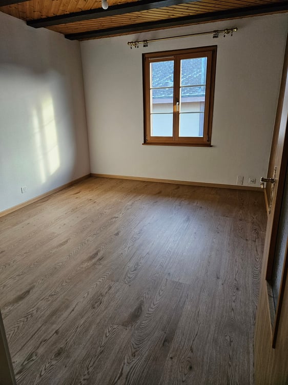 Charmante 2.5-Zimmer-Wohnung im 1. OG mit Wintergarten und Terrasse in Thun 2