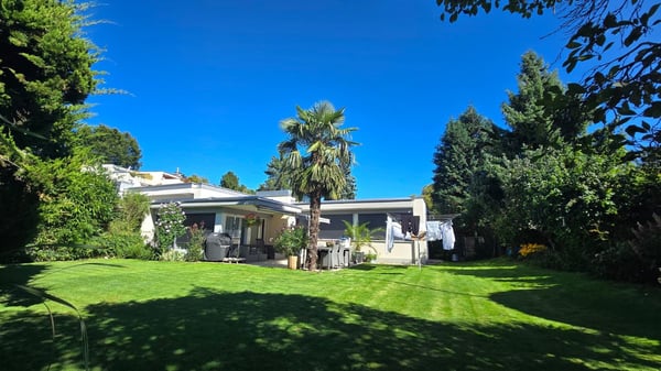 Doppeleinfamilienhaus in Adliswil mit gepflegtem Garten 1