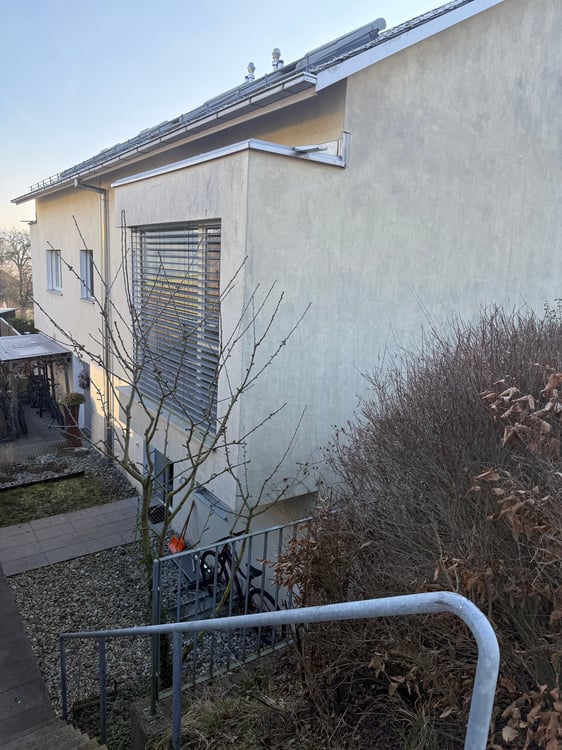 Familienfreundliches 8.5-Zimmer-Reihenhaus inkl. 2 PP 1