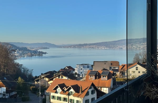 Attraktive 5.5-Zimmer-Wohnung mit traumhafter Seesicht steuergünstig gelegen 1