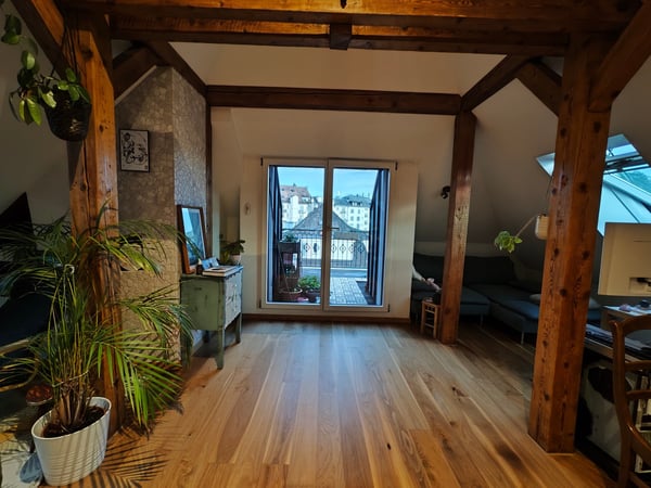 Charmante 4.5-Zimmer-Dachwohnung mit Terrasse und Stadtblick 1